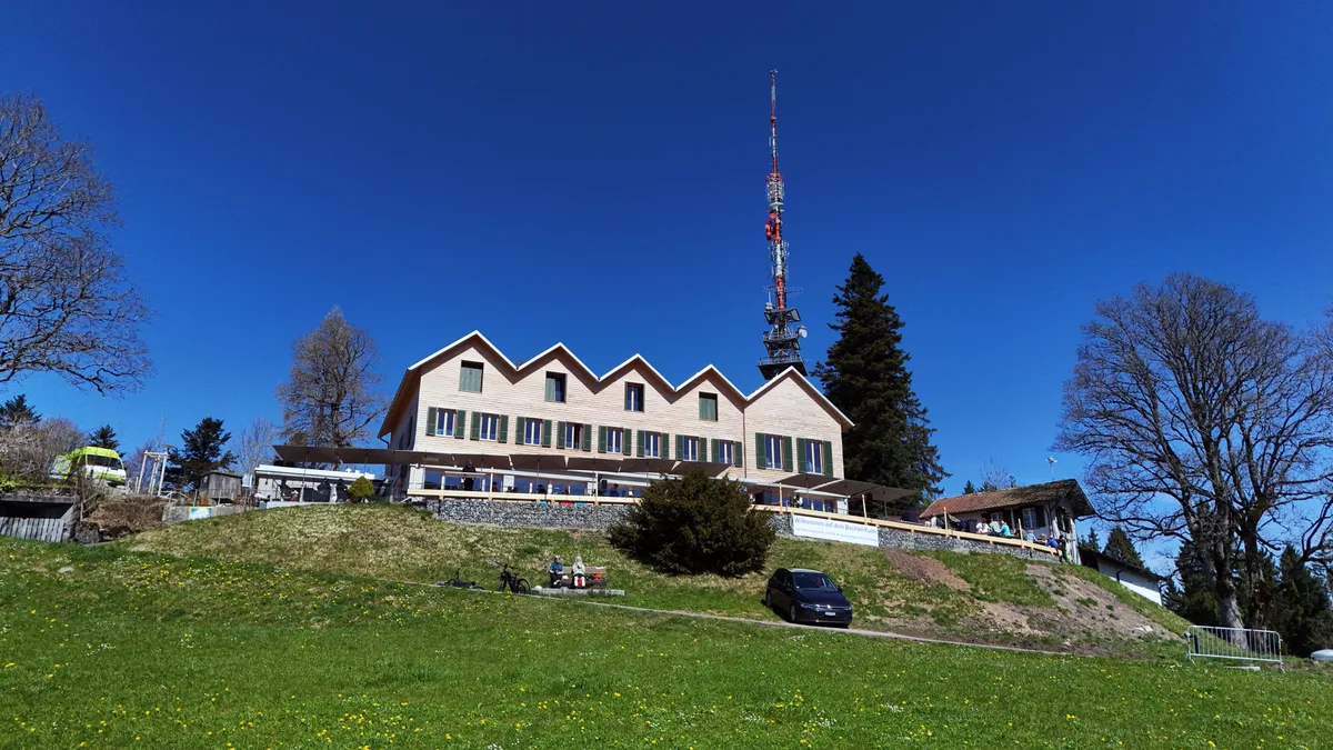 Die Architektur des komplett sanierten Restaurants Bachtel-Kulm gefällt den Besuchern. Blick auf das komplett sanierte Restaurant Bachtel-Kulm.